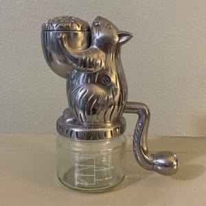 ADORABLE METAL SQUIRREL NUT GRINDER